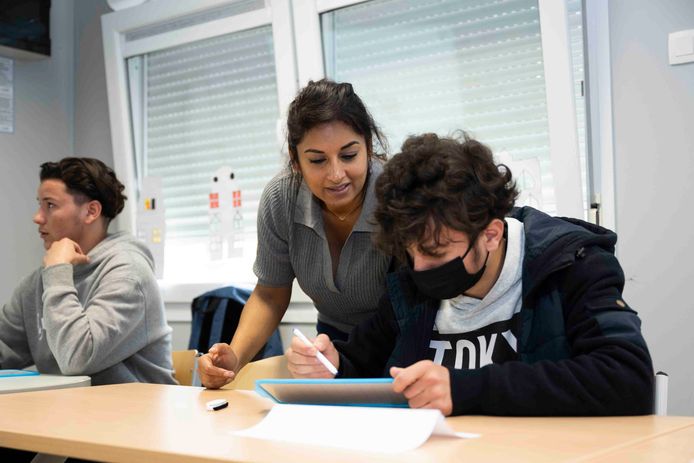 Onderwijsschepen Jinnih Beels (Vooruit) gaf dinsdag mee les in een van de elf OKAN-klassen op het KA Hoboken.