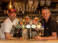 Theo Bos (rechts) en Perry Dekker gaan in juni een bierfestival organiseren op het wilhelminaplein.