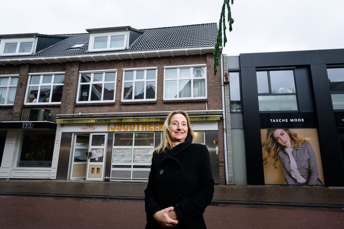 Monique van Olffen stond jarenlang achter de toonbank van ijscotheek Van Olffen. De naam prijkt nog op de gevel, maar niet lang meer.