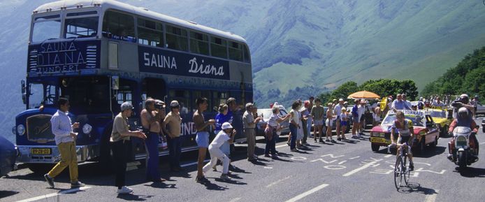 Zelfs in de bergritten van Tour de France ontbrak de pikante bus van Sauna Diana niet, al krijgt die geen blik van de passerende Andy Hampsten.