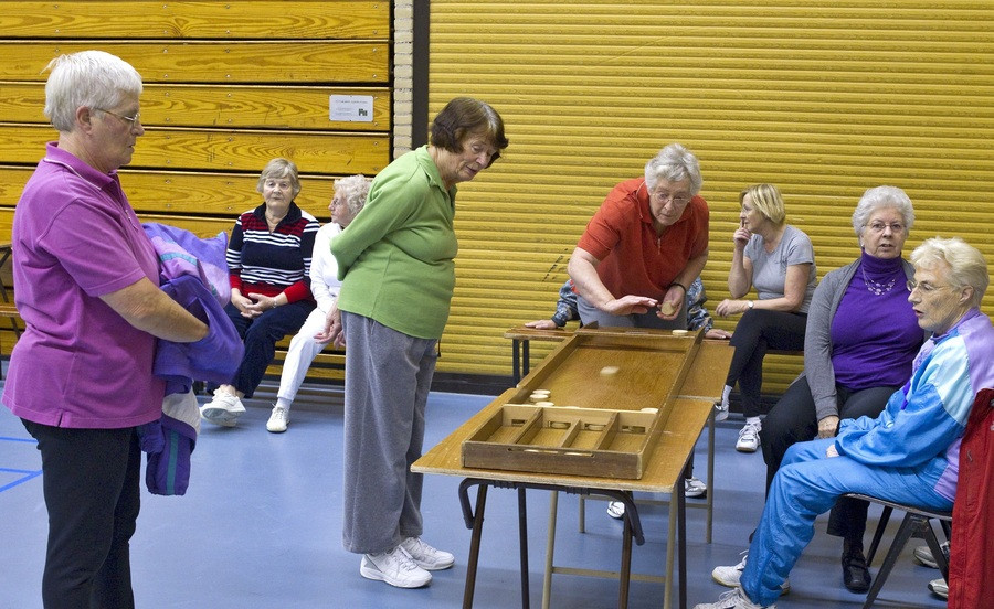Sociale ouderen verkort | Foto | AD.nl