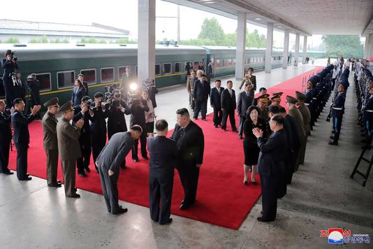 Лидер Северной Кореи Ким Чен Ын садится на поезд, направляющийся в Россию.  (09.10.23)