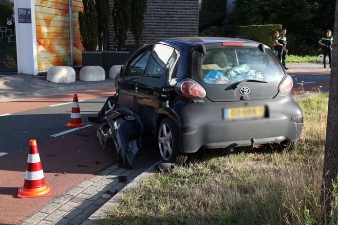 Een auto en een vrachtwagen zijn dinsdagochtend gebotst op Het Ven in Veghel.