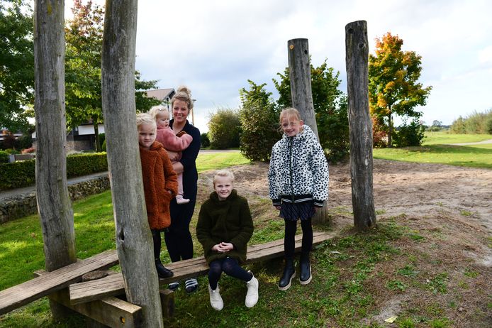 Speeltuinen in Rijssen worden aangepakt. Maar sommige werden zonder notificatie opgeheven en gedemonteerd. Zoals aan de Boterbloem. Buurtbewoners klaagden. Vanaf links Lotte, Emma, moeder Janneke, Lieke en Anna.