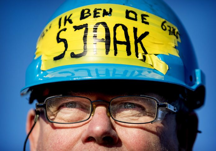 Een demonstrant tijdens een actie op de Maasvlakte in Rotterdam tegen de verhoging van de AOW-leeftijd.