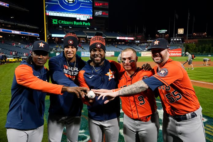 De Houston-pitchers Rafael Montero, Bryan Abreu, Cristian Javier, catcher Christian Vazquez en closer Ryan Pressly vieren de no-hitter in Philadelphia.