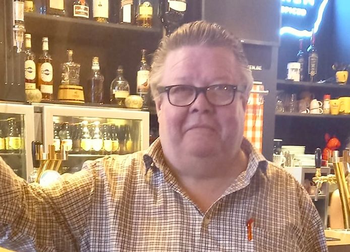 Piet Sintobin (58) raakte levensgevaarlijk gewond bij een val in een diepe put aan nutswerken op de Korenmarkt in Izegem. Hij bezweek een dag later, op woensdag 26 januari 2022.