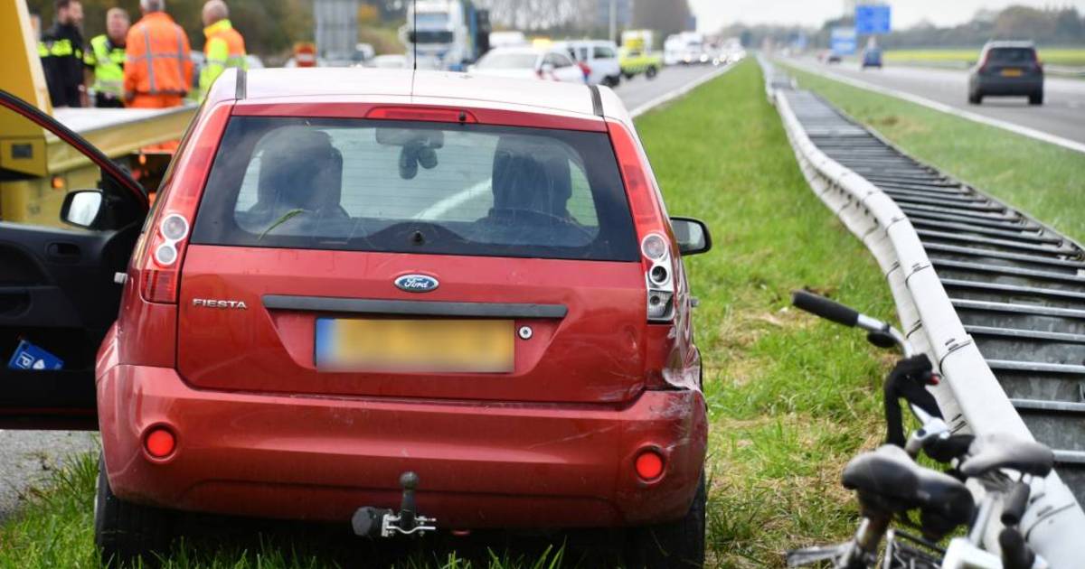 Auto van weg geraakt op A58 bij Nieuw- en Sint Joosland, rijbaan afgesloten