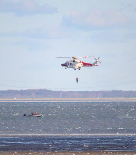 Kustwachthelikopter haalt personen uit bootje in Oosterschelde
