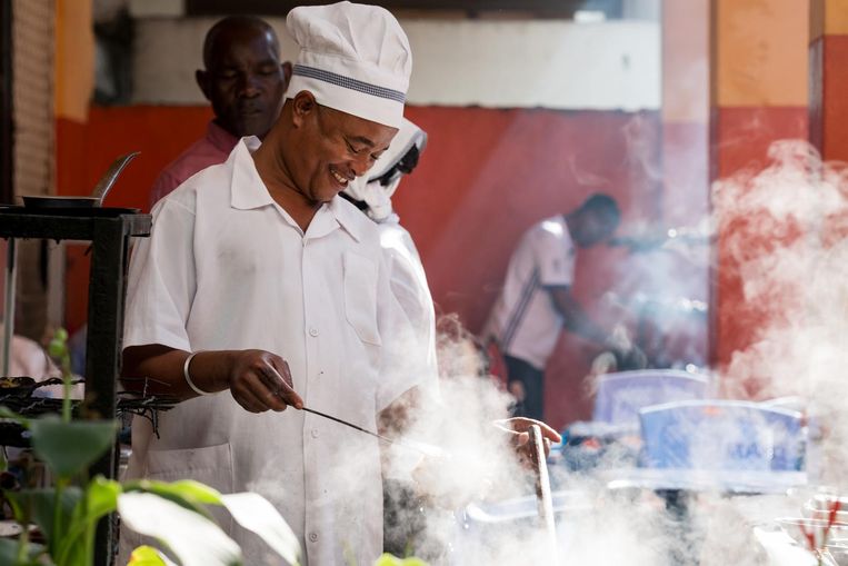 Kili Bar in Dar es Salaam. Veel restaurants maken gebruik van houtskool om te koken Beeld Daniel Hayduk