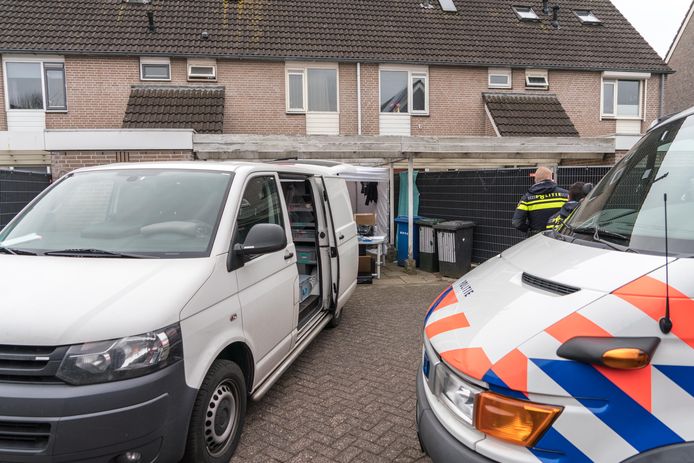 Negen dagen lang doet de politie onderzoek in en rond de woning van Mark de G. aan de Zwolse Van Zuylenware.