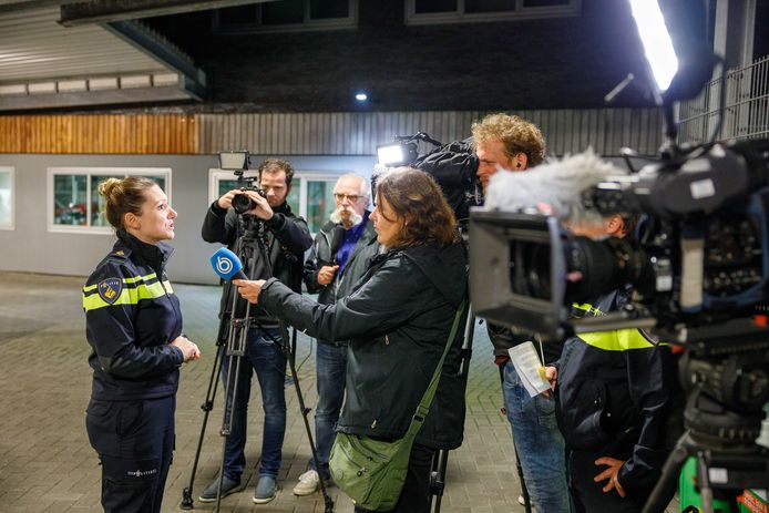 Evelien Aangeenbrug van de politie Noord-Nederland staat de pers te woord in de garage van het hoofdbureau van politie in Drenthe.