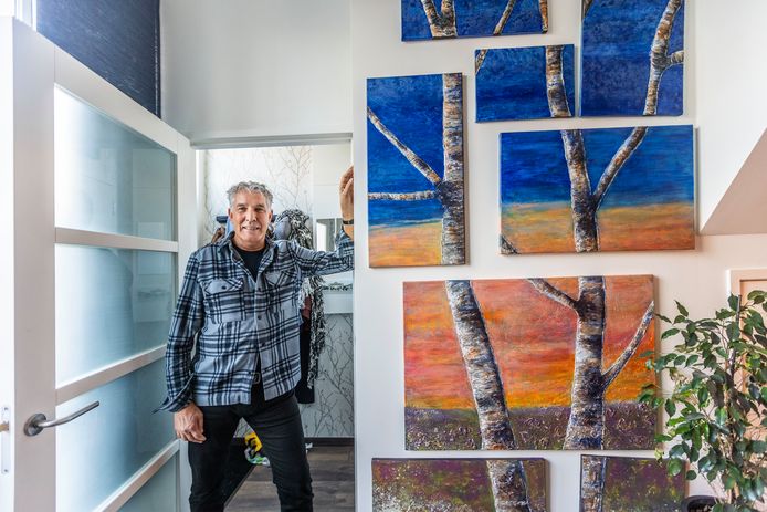 Ted Vollebregt is een fervent huizenruiler, zondag doet hij mee aan de eerste Open Huizen Dag. In zijn woning hangen veel schilderijen die hij zelf heeft gemaakt.