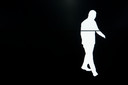 Het silhouet van een passant.  Watrix kan hem aan de hand van zijn tred identificeren.