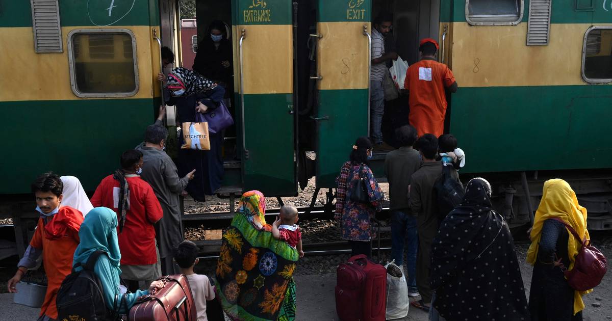 Zeker 30 doden bij botsing tussen twee sneltreinen in Pakistan.
