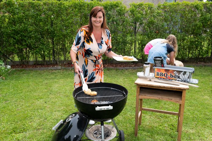 Journaliste Inge Stiers legt de zelfgemaakte vegaburgers op de grill. Houden ze het of niet?