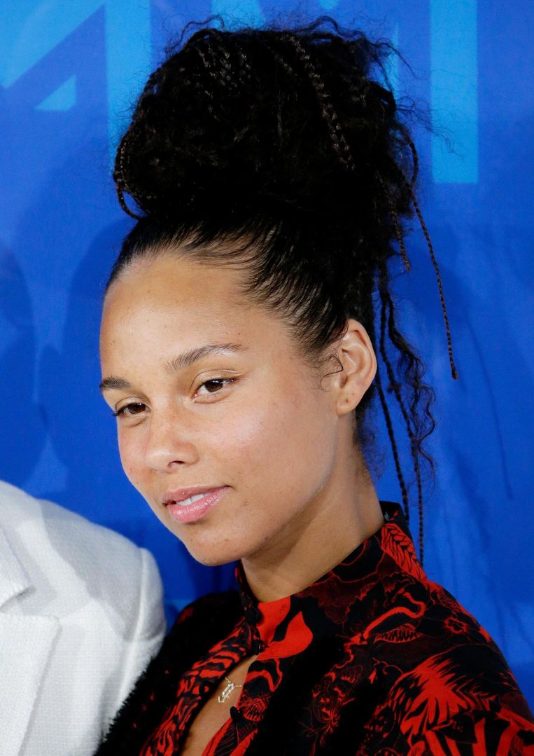 Alicia Keys komt niet net haar bed uit, maar ze verscheen dit jaar expres make-uploos op de rode loper van de VMA's in New York. Beeld epa