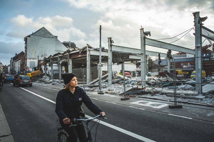 Op enkele uren tijd was garage Regniers verdwenen