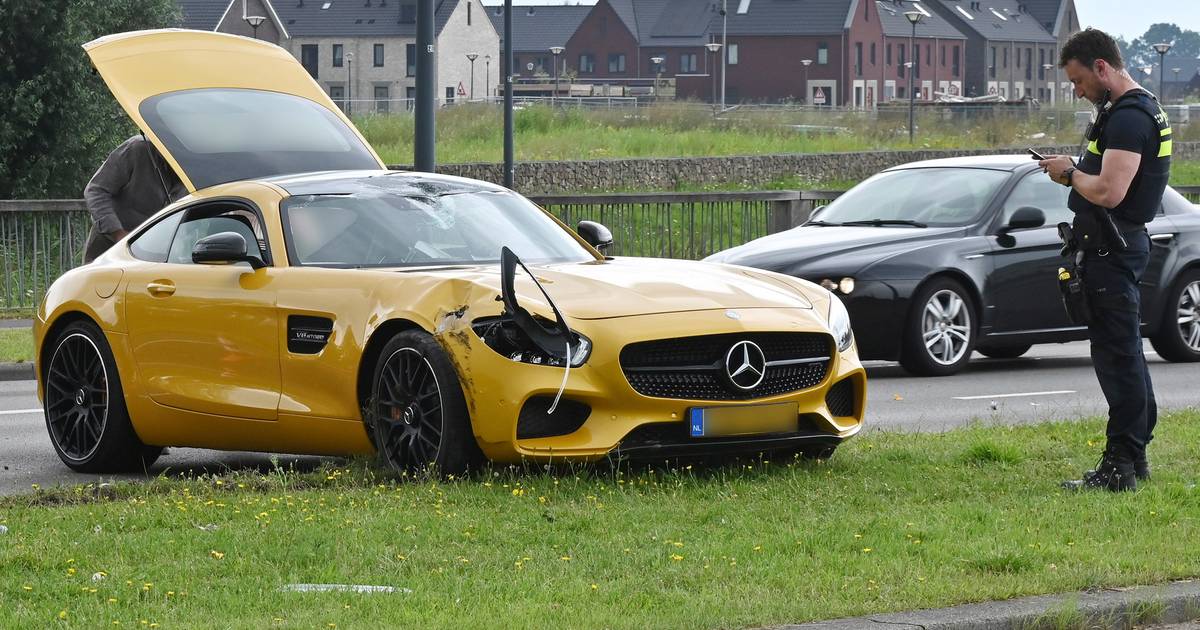 Automobilist botst met peperdure Mercedes van 200.000 euro tegen stoplicht