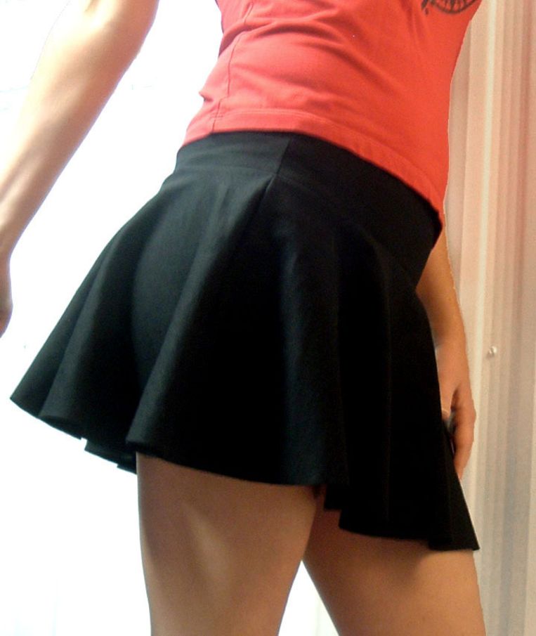 девушка в юбке без лица. девушка в черном платье. девочка подросток со спины. девушка в юбке без лица. девушка в чёрном платье без лица.