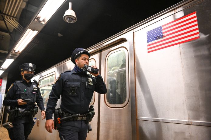 Agenten van de New York City Police Department (NYPD) onderzoeken het metrostation waar gisteren een schietpartij plaatsvond.