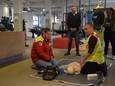 Het mobiele AED-toestel werd gedemonstreerd in het Speelkaartenmuseum