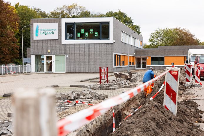Ondanks de recente opening van negen nieuwe lokalen dreigt er ruimtegebrek bij Onderwijscentrum Leijpark. De school vlak naast het Elisabeth-Twee Steden Ziekenhuis kan op de huidige locatie niet verder uitbreiden.