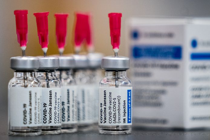 Een groep van bijna 3500 zorgmedewerkers met direct patiëntencontact  in Oost-Nederland krijgt de komende dagen het Moderna- of Janssen-vaccin toegediend.