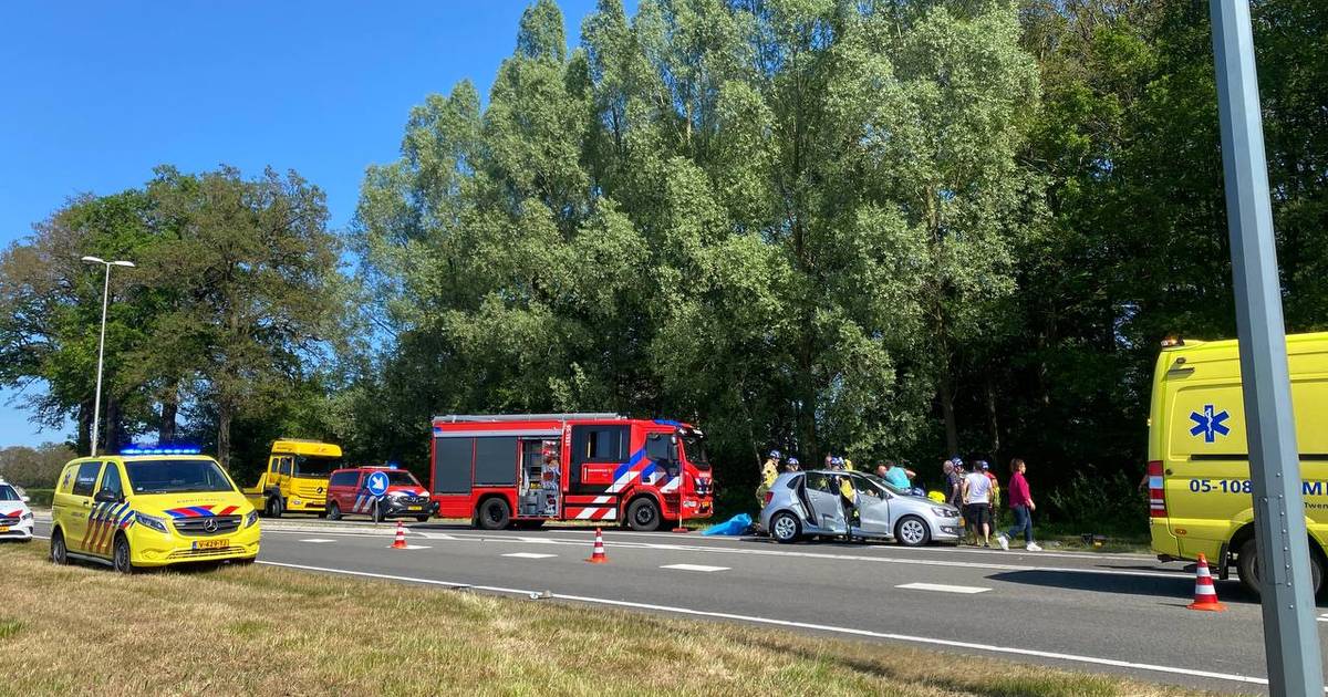 Ongeluk tussen Delden en Goor: brandweer bevrijdt vrouw uit voertuig.