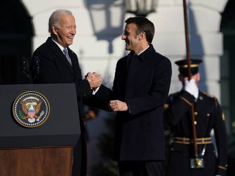 L'interminable poignée de main entre Joe Biden et Emmanuel Macron