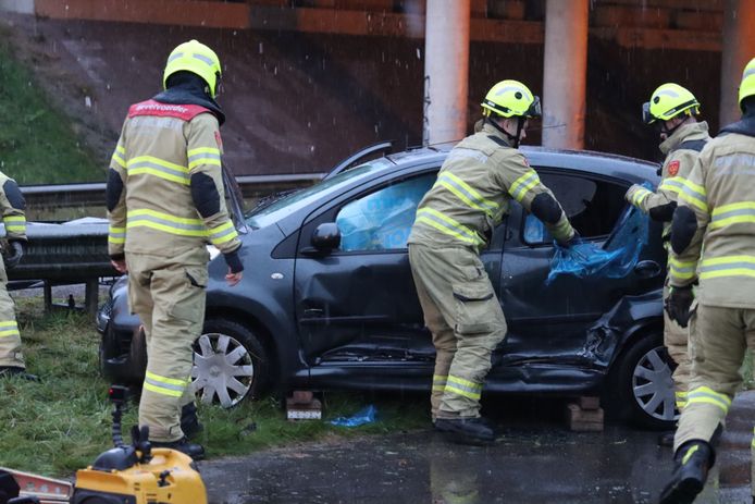 De hulpdiensten bij een van de betrokken auto's bij het ongeluk in Lunteren.