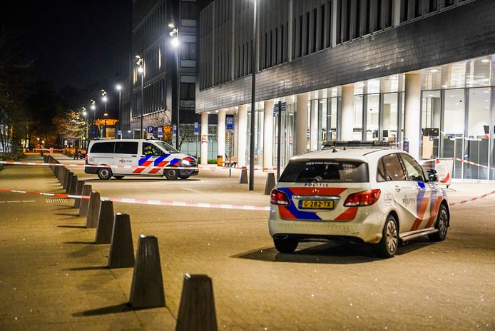 De hoofdingang van het Catharina Ziekenhuis in Eindhoven is dicht.