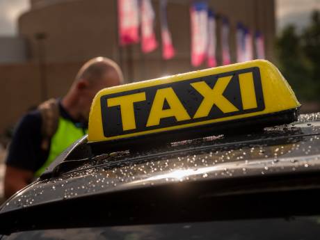 Slachtoffer had veertien botbreuken: rijontzegging en taakstraf voor roekeloze taxichauffeur die motorrijder aanreed