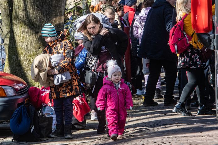 Een bus met vluchtelingen uit Oekraïne komt aan bij Summercamp Heino.