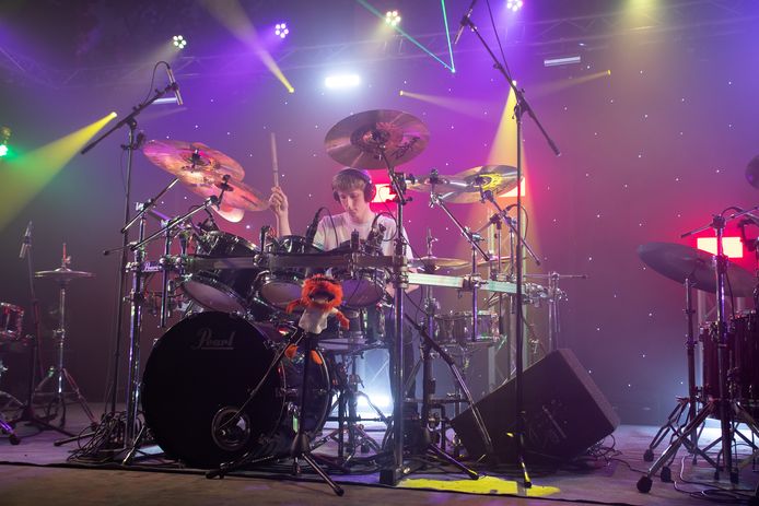 Lucian Claeijs drumt het nummer Throne van de band Bring Me The Horizon tijdens drumshow Passion4Drums in Hulst.