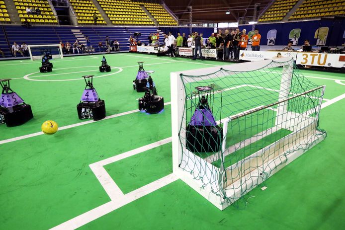 SYDNEY - Over een jaar of dertig kunnen robots net zo goed voetballen als de menselijke wereldkampioenen. Ze rennen rond 2050 over het veld, schieten op doel en bedenken hun eigen tactiek. Daarvan is Wouter Kuijpers overtuigd. Hij is de 'bondscoach' van Tech United, een robotvoetbalteam van de TU Eindhoven. De Brabantse robots zijn de regerende wereldkampioenen.