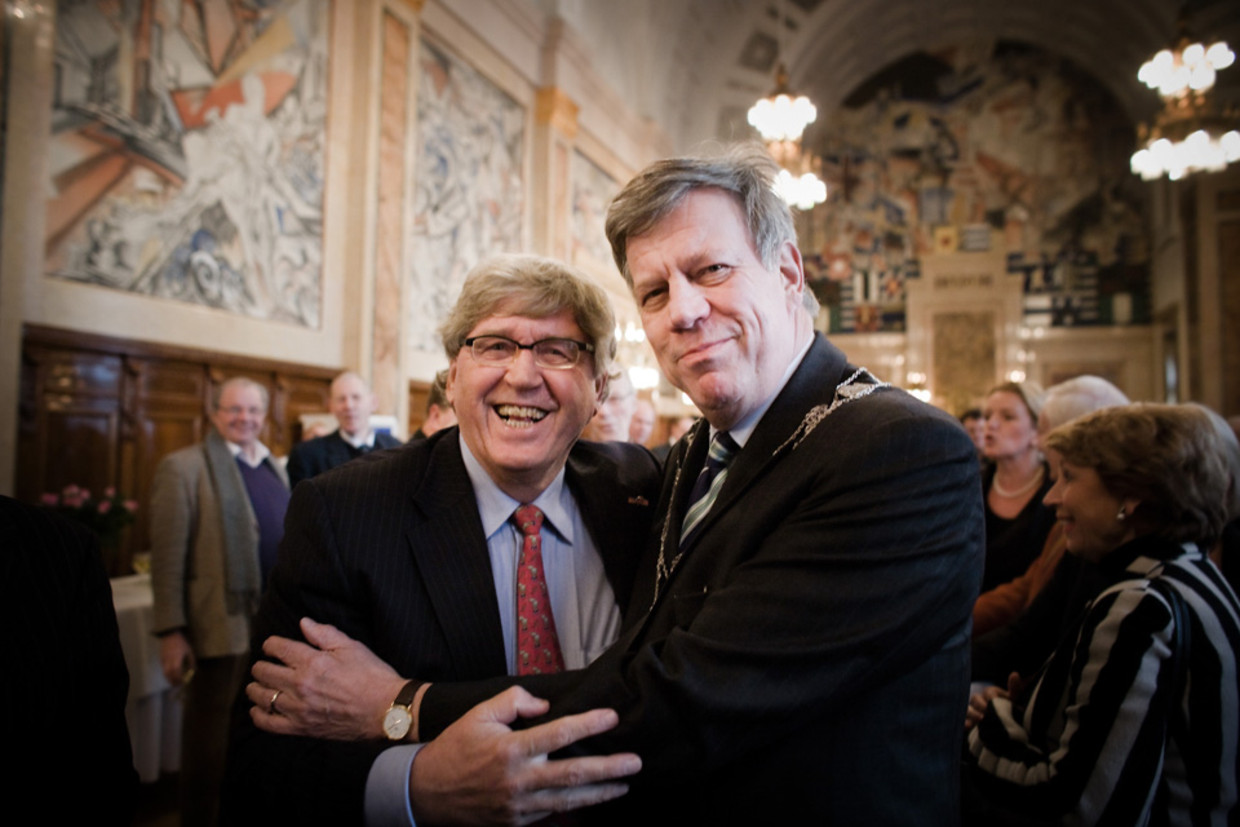 Bram Peper (l) samen met de oud-burgemeester van Rotterdam Ivo Opstelten (Martijn Beekman/ de Volkskrant) Beeld 