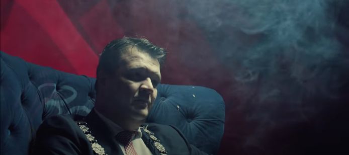 Burgemeester Han van Midden in de rapvideo van Benni en YSF, over de vuurwerkrellen in Roosendaal.