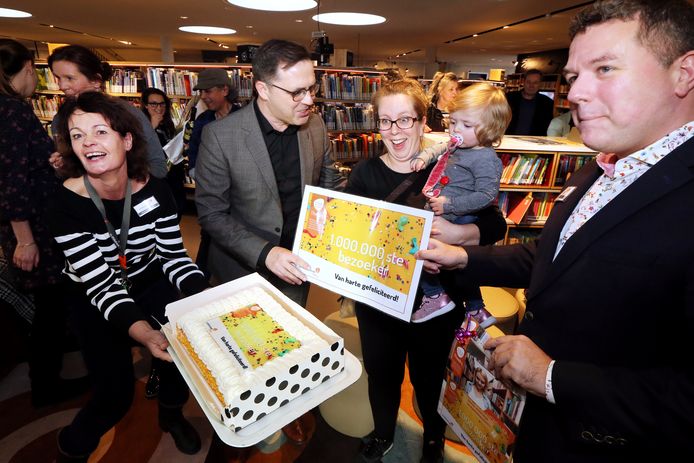 Tussan wethouder Clèmens Piena (l) en Theek5 directeur Paul Adels is Willemien van der Schoof als miljoenste bezoeker van Theek5 het onverwachte middelpunt.