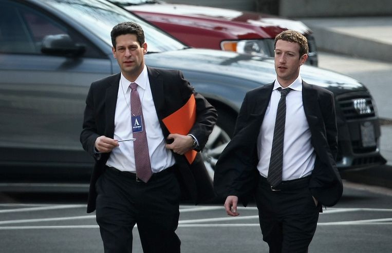 Facebook-oprichter Mark Zuckerberg (rechts) komt aan bij Het Witte Huis voor overleg met de president. Beeld getty