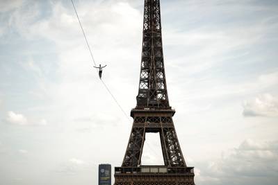 Un funambule traverse la Seine depuis la Tour Eiffel, à 70 mètres de hauteur