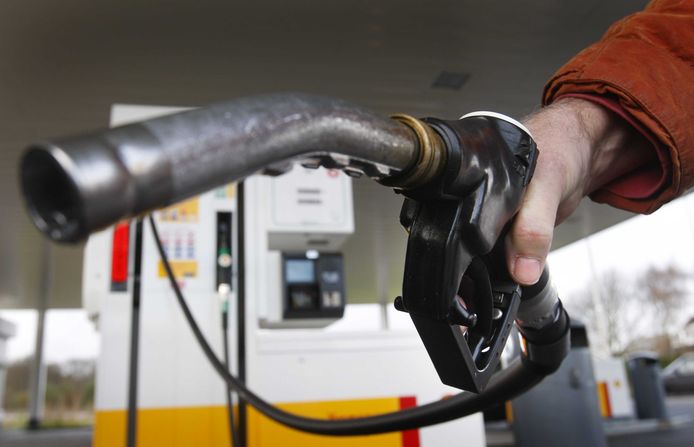 Door het optrekken van de dieselaccijns is diesel niet alleen voor het eerst duurder geworden dan benzine, diesel tanken in ons land is bovendien veel duurder geworden dan in Nederland, Duitsland, Frankrijk en Luxemburg. Diesel kopen in Nederland bespaart een Belg rap enkele euro's per tankbeurt.