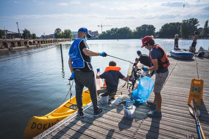 World Cleanup Day op de Gentse wateren: kano's komen aan bij het Kapitein Zeppospark.