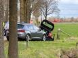 De vluchtauto strandt in een sloot aan de Aamsveenweg.