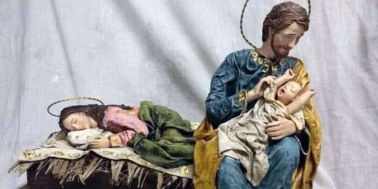 Jozef zorgt voor het kindje Jezus, zodat Maria een dutje kan doen. De paus vindt het een fraai tafereel: ‘Het is een handgemaakt beeld van de vrede’. Beeld  