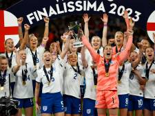 Sarina Wiegman en Engeland doen fans op Wembley ‘kwijlen’ na wéér een prijs