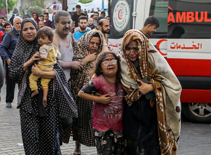 Gewonde Palestijnse burgers komen aan bij het al-Shifa ziekenhuis in Gaza-stad na een Israëlische luchtaanval.