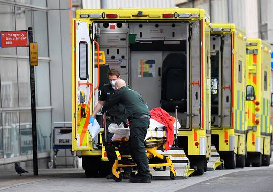 Een coronapatiënt bij een rij ambulances in Londen