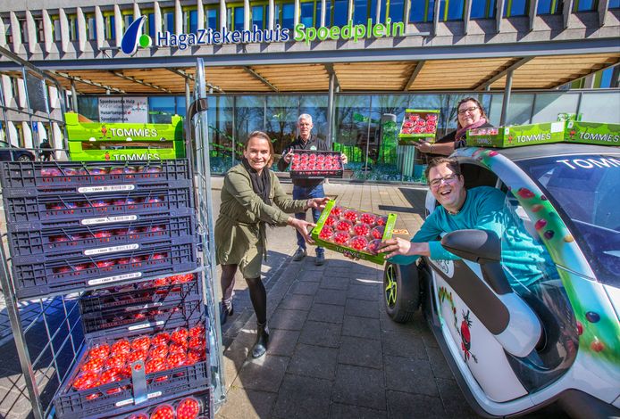 Medewerkers van het Haga Ziekenhuis krijgen 2000 bekertjes snoeptomaatjesvan Jos van Mil van Tommies. Op de voorgrond Nathalie (Hagha) en Jos. Op de achtergrond Nanja (Hagha) en Ab.