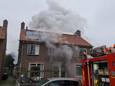 Veel rookontwikkeling bij een woningbrand in Enschede. De brandweer heeft het vuur inmiddels onder controle.